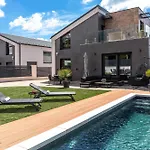 Porta - Privat Pool And Jacuzzi