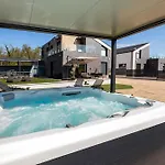 Porta - Privat Pool And Jacuzzi