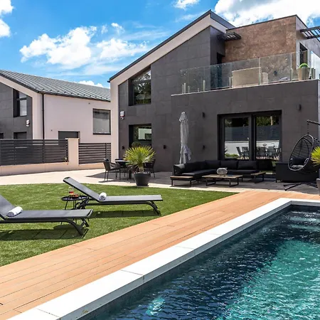 Porta - Private Pool And Jacuzzi