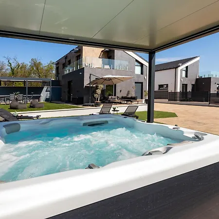 Porta - Private Pool And Jacuzzi