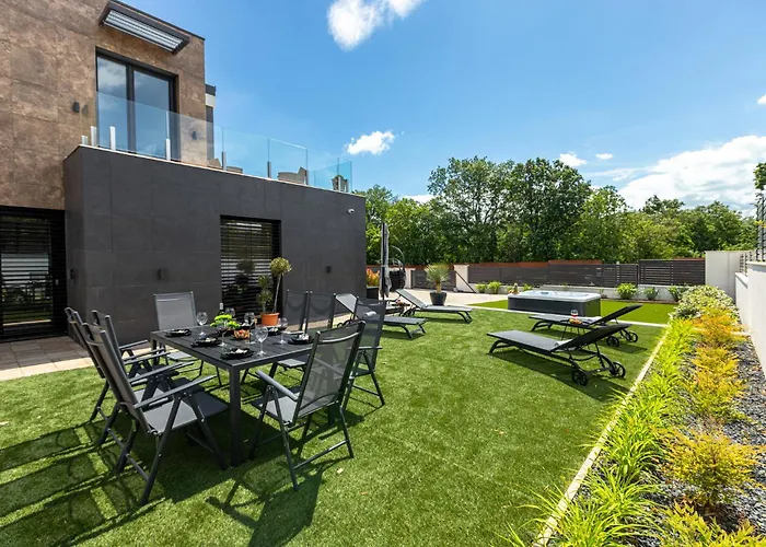 Porta - Private Pool And Jacuzzi فيلة Balatonalmádi